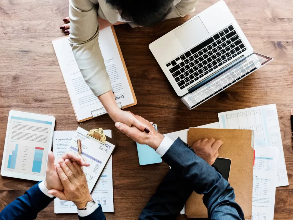 Best business structure for an LMCT licence in Victoria with professionals shaking hands over a business agreement
